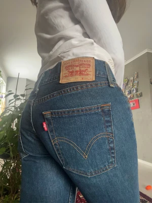 Jeans  - Vintage jeans från Levis. Jättefina, lågmidjade. Passar en xs/s. Jag är en stor s och känner att de är på gränsen till för tighta. Jättefina och välvårdade. 