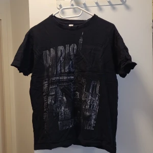 Black shirt  - Size M well used in decent condition black shirt. Feel free to contact us in Swedish or English. 