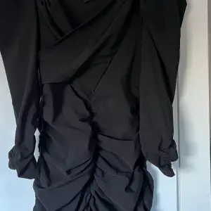 Säljer denna supersnygga klänningen i storlek 42 med puffärmar från Gina tricot. Tyvärr har jag inte en bild hur den ser ut på. Endast använd en gång. 