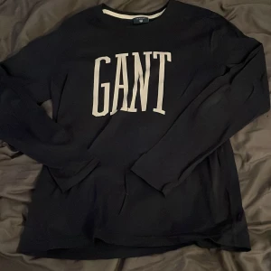 Gant sweatshirt - Gant sweatshirt Bra skick Lite smalare passform, small Säljer då den blivit för liten 