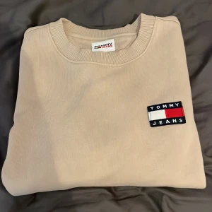 Tommy jeans sweatshirt - Sweatshirt från Tommy jeans Medium Normal passform Säljer då den blivit för liten 