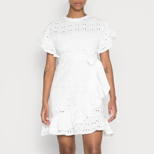 Vit Klänning - Vit klänning från zalando i storlek XS helt slutsåld på hemsidan. Perfekt till student. Den är endast testad. Säljer då den va tänk till studenten men hittade en annan klänning🫶🏽nypris 950kr men säljer för 500. Går att diskutera vid snabb affär