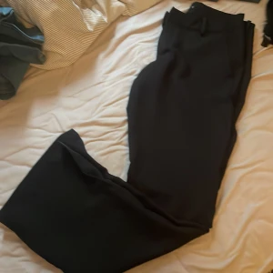 Lågmidjade kostymbyxor - Säljer mina lågmidjade kostymbyxor från bikbok, de är i storlek 40 men sitter tight på mig som vanligtvis är 38, alltså lite små i storleken. Det är en liten slits i ändarna men ngt som knappt märks av. Nypris runt 500