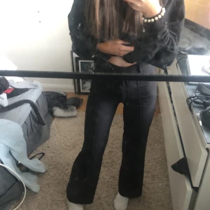 Svarta kostymbyxor  - Jag säljer mina fina kostym byxor ifrån madlady i jätte fint skick, stl eu 32 L 30