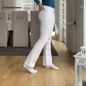 Vita low waist jeans - Jättefina low waist, bootcut jeans från 7 for all mankind i jättebra skick som tyvärr är för korta för mig. Jag skulle säga att de sitter ungefär som storlek 34 eller xs/S då de sitter rätt bra på mig i övrigt💕