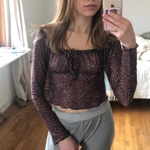 Leopard topp - Topp med knytning fram ifrån motel. I leopardmönster. Använd en gång - Alltså i nyskick!
