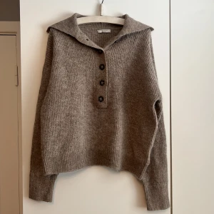Stickad tröja från Gina Tricot - Super fin brun stickad tröja från Gina Tricot i deras ”premium quality”. Det är storlek L men skulle säga att den absolut passar om man vanligtvis har M då jag anser att den är liten i storleken.