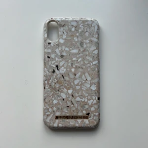 Mobilskal iphone  - Det är ett iphone skal till en iPhone xr och är från ideal of Sweden. Det är väldigt bra skick skalet har används ändrat en gång och ser helt nytt ut. 