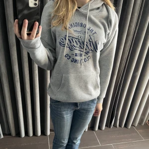Hoodie  - Fin hoodie med tryck på bröstet i bra skick, sann i storleken och skönt material