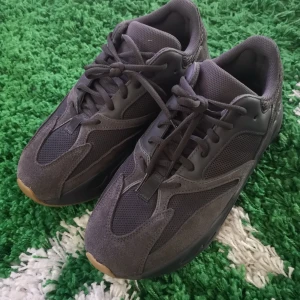 Adidas skor  - Adidas Yeezy 700 utility black storlek 42,2/3, Cond 9/10 utan låda