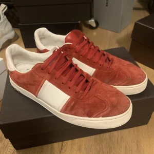 Valentino flycrew - Hej! Säljer ett par valentino flycrew, 8/10 i skick med alla nitar kvar. Storlek 44. Pris kan diskuteras. Skriv om du har några frågor!