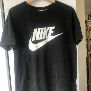 Nike t-shirt  - Nike t-shirt i storlek L. Frakt tillkommer! 