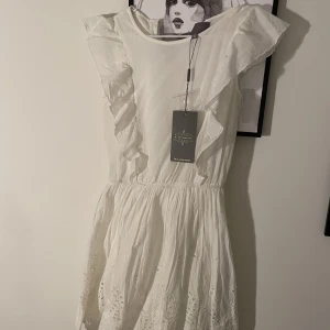 Klänning - Säljer en söt oanvänd klänning i stl 152! Passar fint till sommaren, når nertill låren ungefär 💕 Köparen står för frakt!