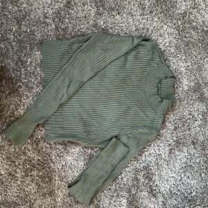 Croptopp - Säljer en jättefin långärmad croptop från Even&Odd i storlek L. Sitter dock mer som en L