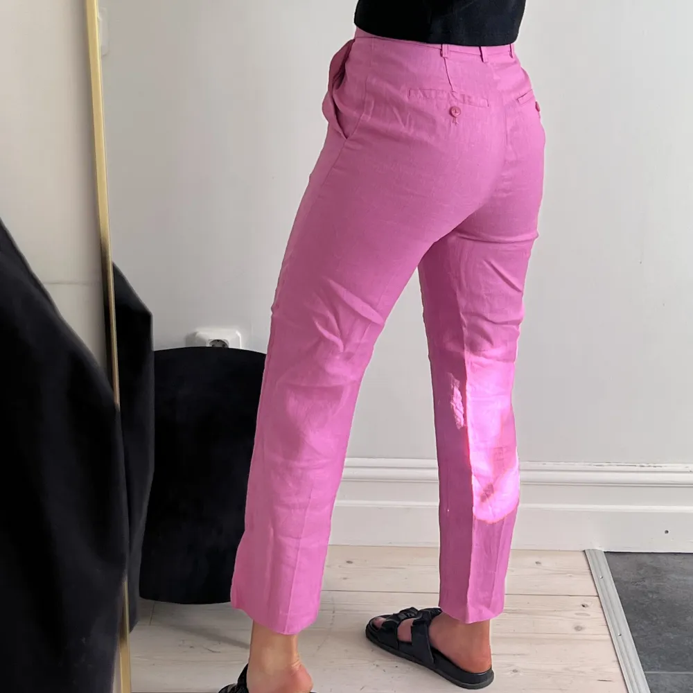 Rosa linnebyxor från NA-KD i storlek 32 men skulle säga att det passar 34. Aldrig använda💕. Jeans & Byxor.