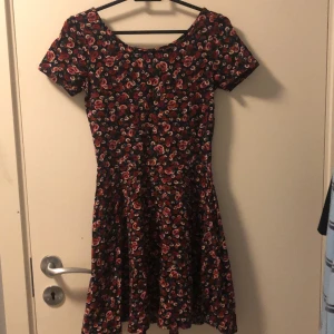 Klänning - Klänning dem vita,rosa/röda rosor på. Från h&m