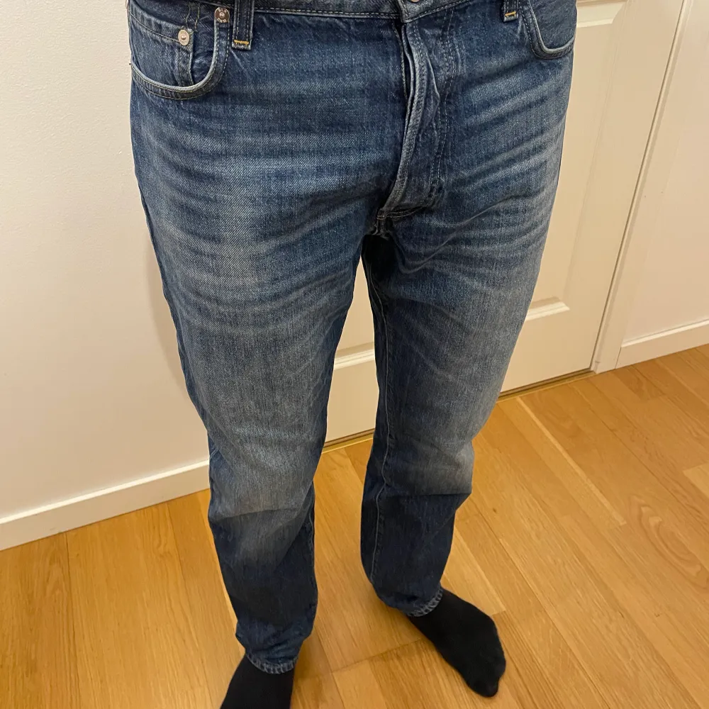Säljer ett par jeans, är använda men fortfarande bra skick. Jag är 187cm och har 88cm i midjan.. Jeans & Byxor.