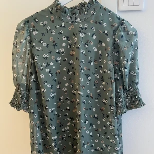 Blus - Fin blus från Vero Moda i storlek S. Använd en gång så i väldigt fint skick