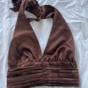 Brun festtopp - Aldrig använd.  Från Bik Bok i storlek S, passar både till mindre och lite större byst 