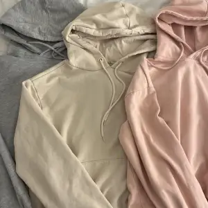 Tre hoodies i olika färger💕🐘🥯 en för 100 alla för 250kr