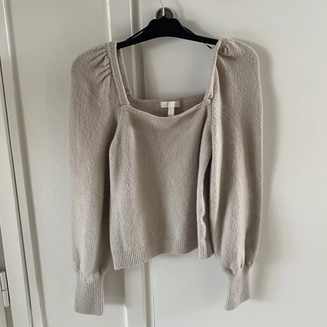 Stickad tröja med puffärm 