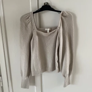 Stickad tröja med puffärm  - Beige stickad tröja från h&m med puffärm i storlek S 