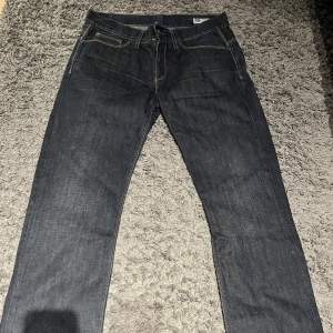 Ett par mörkblåa/gråa raka jeans, använda max 2ggr utan defekter. Skriv vid fler frågor och funderingar😊 