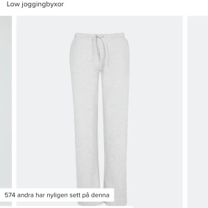 Low Waist mjukisbyxor - Lågmidjade Mjukisbyxor från bikbok, helt slutsålda Använda fåtal gånger. Buda i kommentarsfältet 