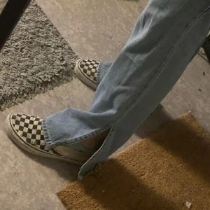 Jeans med slits  - Riktigt snygga jeans men en slits på sidan. Priset kan disskuteras