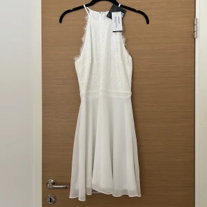 ALDRIG ANVÄND! Studentklänning vit Stl. 36  - ALDRIG ANVÄND! Vit student/examens/konfirmations/utspringsklänning i stl. 36 från Nelly.  Vid intresse skicka medelande för fler bilder!