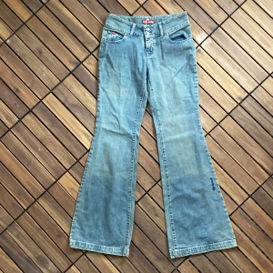 Y2k jeans  - Mer grå-blåa i verkligheten. Jättesnygg wash på dem, lite för små för mig. Passar nog bäst någon runt ~26 i W.  Midjemått kommer 