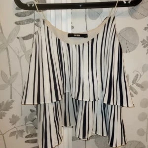 Linne med volang - Randigt linne med volang från Bik bok, är i bra skick. Storlek S