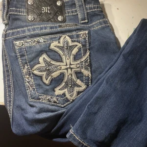 Miss me low Rise  - Miss me jeans m glitter och läder design på bakfickorna. Väldigt sköna dock skinny i benen så används inte så mycket. Vita detaljer. Köptes på utförsäljning i Halmstad för 600kr