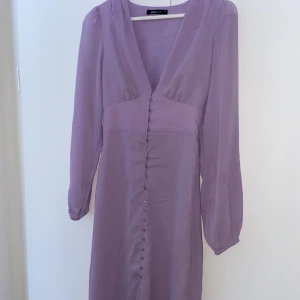 Lila ”adoore” inspirerad klänning  - Säljer en jättefin och somrig lila långklänning från Gina tricot men liknar adoore. Endast använd 1 gång