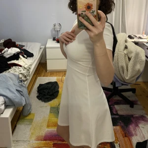 Vit klänning - En super fin klänning från Zara som jag säljer då den ej kommer till användning :/ Bra skick, aldrig använd. Super att ha till sommaren eller studenten! Skriv vid intresse, pris kan diskuteras❤️❤️