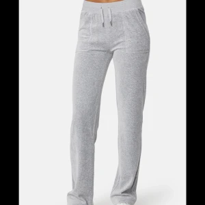 Juicy byxor  - Säljer mina juciy byxor för att jag råka köpa två par av samma. Köpte dom för 1099 och har aldrig andvänt dom så dom är i helt nyskick 💗dom är i handduks material men känns och ser ut som vanliga 💗