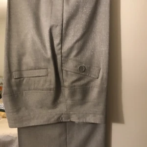 Kostymbyxor  - Gråa kostymbyxor. Använd sällan