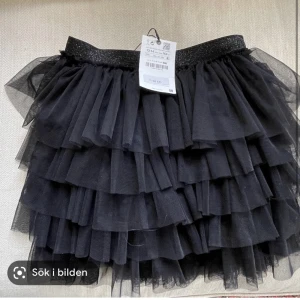 Kjol - Säljer min jättefina volangkjol med glitter i från zara barn, skulle säga en xs/s  Aldrig använd så nyskick🙌🏼 skriv gärna privat för fler bilder då denna är tagen från goggle🥰