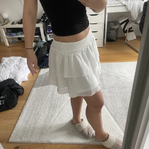 Kjol - Säljer denna vita fina kjolen, så söt till sommaren! Storlek M men passar även S och kanske L då den är stretchig🥰 