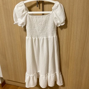 Vit smockad klänning - Från shein och aldrig använd❤️Säljer då jag inte gillade hur den satt på mig