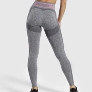 Gymshark  - Säljer dessa då de inte kommer till användning, observera att de är blå text och inte rosa💜💜💜 Kan självklart gå ner i pris