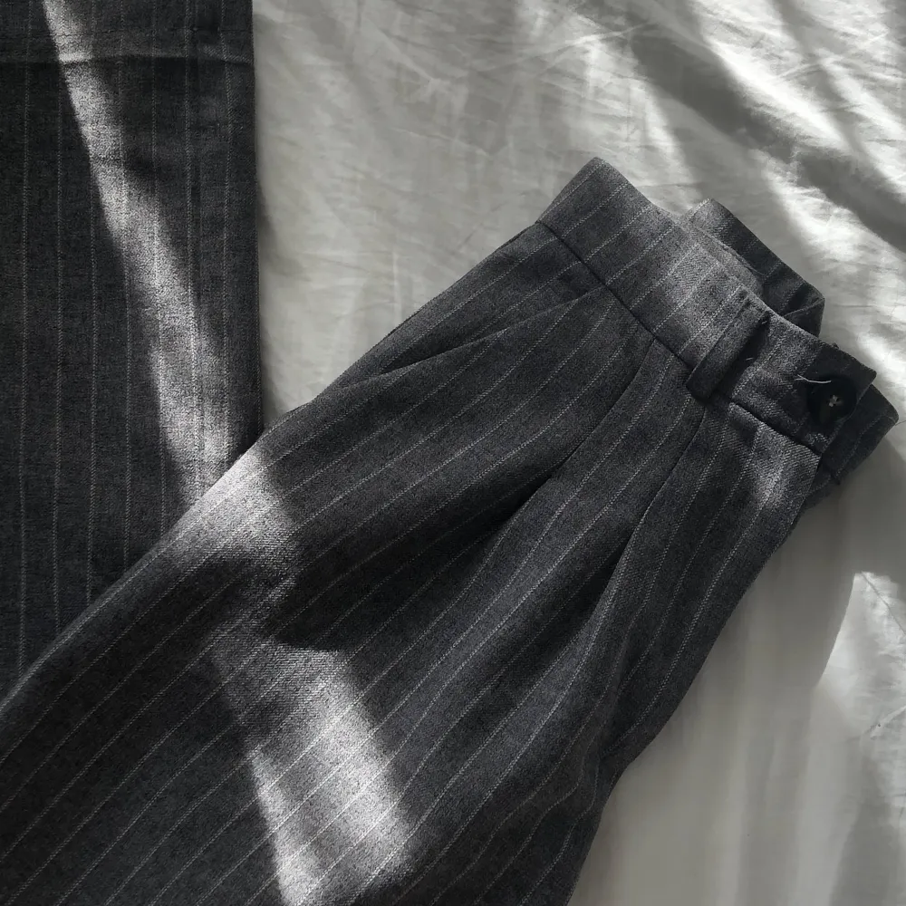 Supersnygga gråa kostymbyxor som tyvärr inte kommer till användning längre. Sitter bra på mig som är 167 cm och brukar ha xs-s i byxor.. Jeans & Byxor.