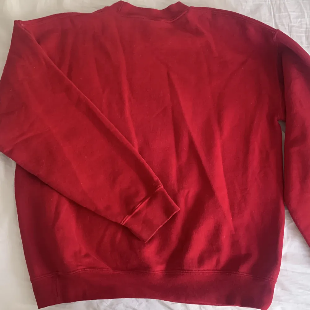 Säljer nu min vintage köpta röda sweatshirt då jag inte längre använder den. Köpt för 200kr här på plick. Storlek M och sitter lite oversize på mig som är en storlek S. Skriv om fler bilder önskas☺️. Hoodies.