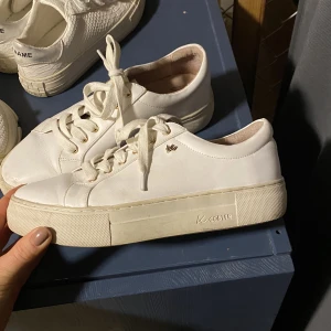 K. Kobler sneakers - Perfekta vita sneakers från k.Kobler. Knappt använda och i toppskick. Nypris 1100