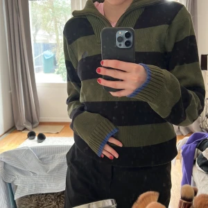 Stickad half zip - Säljer denna half zip tröjan som jag köpt här på Plick då den inte kommer till användning. Herrstorlek S💞(köparen står för frakten)