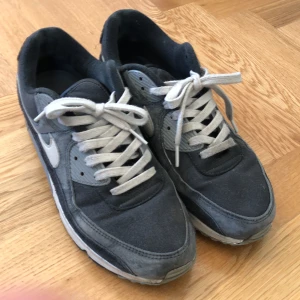 Nike Air Max - Säljer ett par gamla Nike Air Max köpta på Nike inne i stan! Kan förhandla om priset!