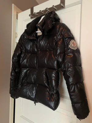 SÄNKT PRIS!!! Moncler jacka - Dunjacka köpt begagnad. Därav troligtvis inte äkta, därför lågt pris. 