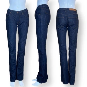Tiger Of Sweden Lågmidjad Jeans  - Tiger Of Sweden jeans i fint skick, lågmidjad med lite bootcut.  Storlek 27/34. Mått:  Midjebredd (under naveln) 35cm, Höftbredd 45cm, Grendjup 20cm & Innerbenslängd 86cm. 