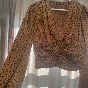 Brun blus⚡️ - Superfin brun blus från Gina🐻använd endast ett fåtal gånger så inga tecken på användning⚡️jättefin passform med lite pösigare ärmar🥰
