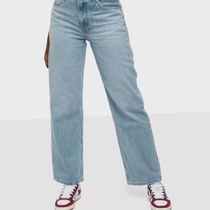 Levi’s Loose straight jeans  - Storlek w25/L30   Jeansen är som nya, använt 1 gång Jättefin passform  Säljer pga inte längre passar mig 